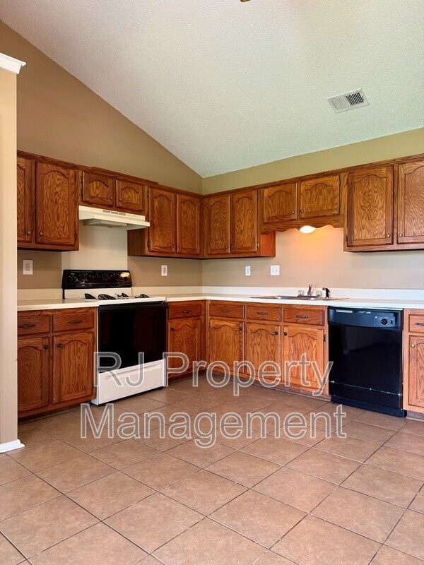 Building Photo - 6290 Oak Run Dr E