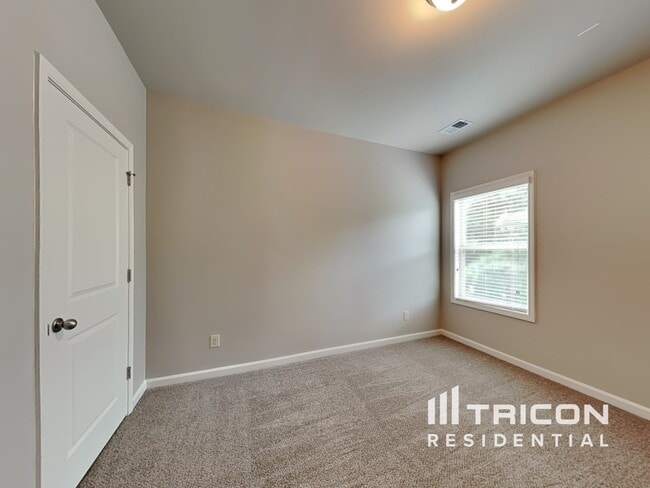 Building Photo - 5030 Glencliff Dr