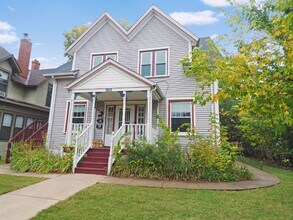 Building Photo - 3 Bedroom in the Heart of Uptown (Pets welcome)