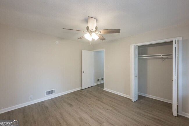 Building Photo - 2058 River Rd