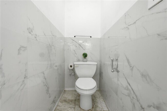 Building Photo - 575 Chandon Way