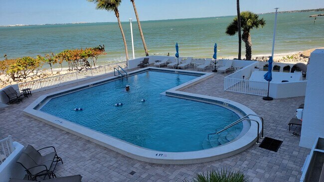 Building Photo - Annual turnkey furnished renovated 2/2 con...