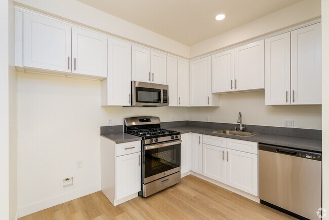 Building Photo - 14825 Delano St