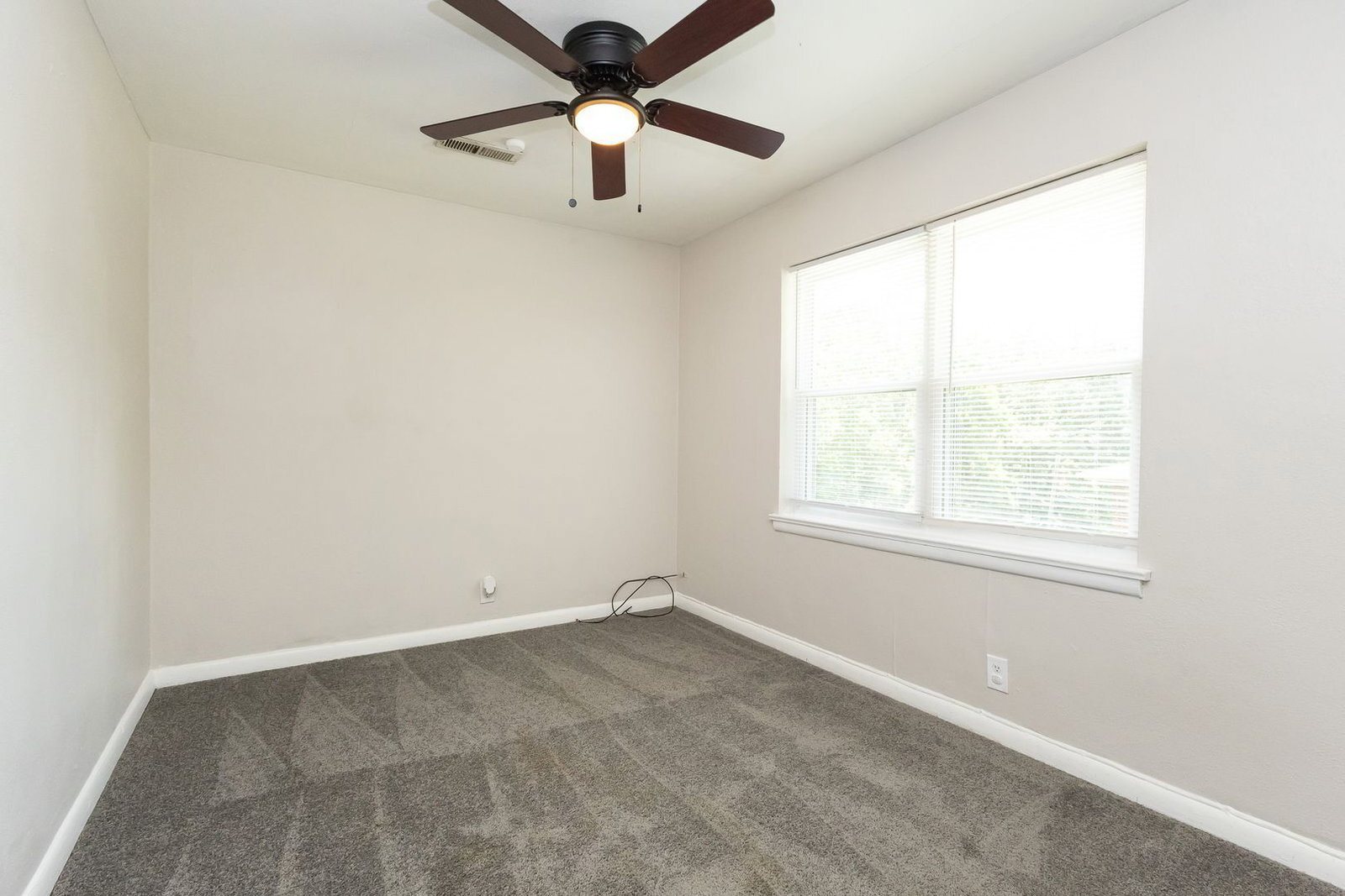Building Photo - 305 Sunrise Ln