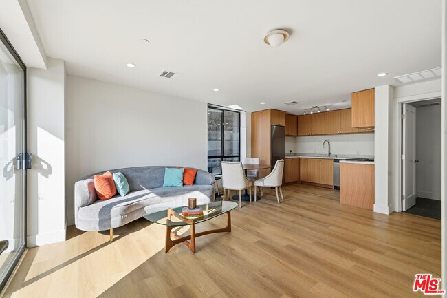 Primary Photo - 1822 Overland Ave