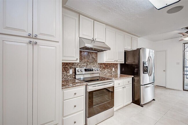 Building Photo - 201 Vanderpool Ln