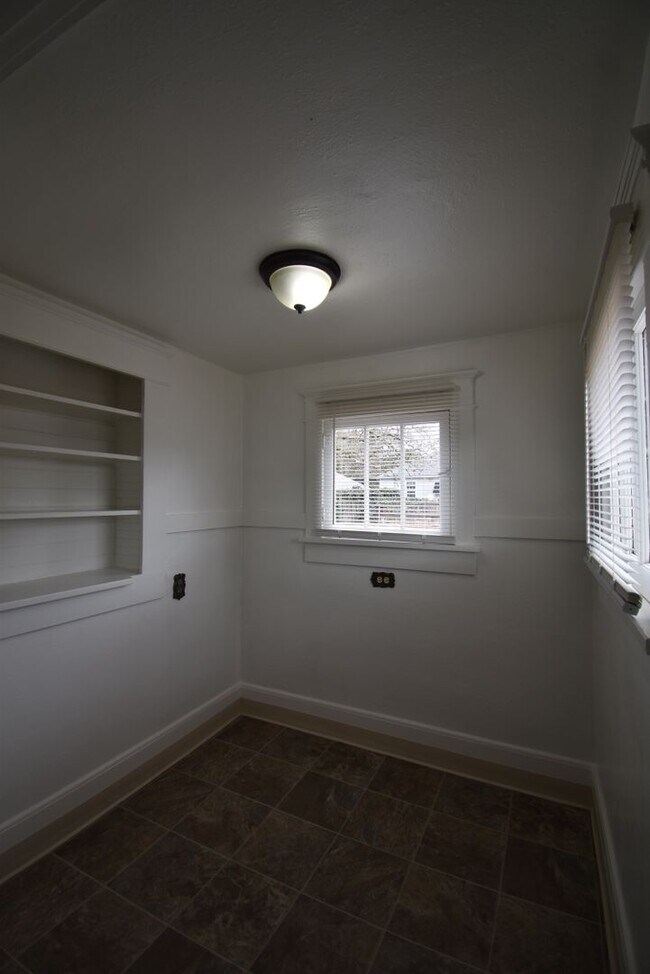 Building Photo - Cozy 2-Bedroom Home Near West Albany High School!