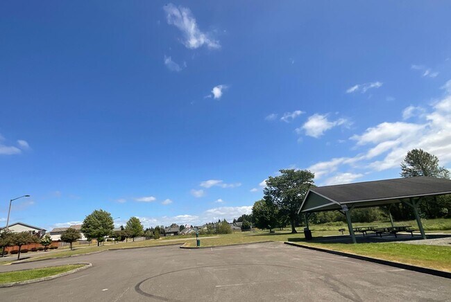 Building Photo - Just in Time for School!!! Beautifully Lan...
