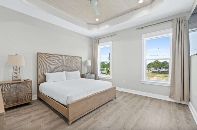 Building Photo - 322 E Lakeshore Dr