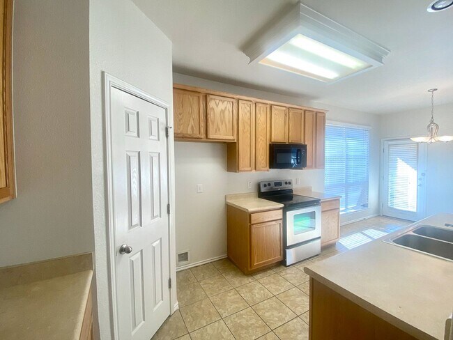 Building Photo - Amazing home with Garage and Backyard 3/2 ...