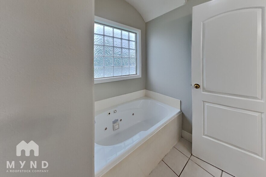 Building Photo - 5651 N 13th Ave