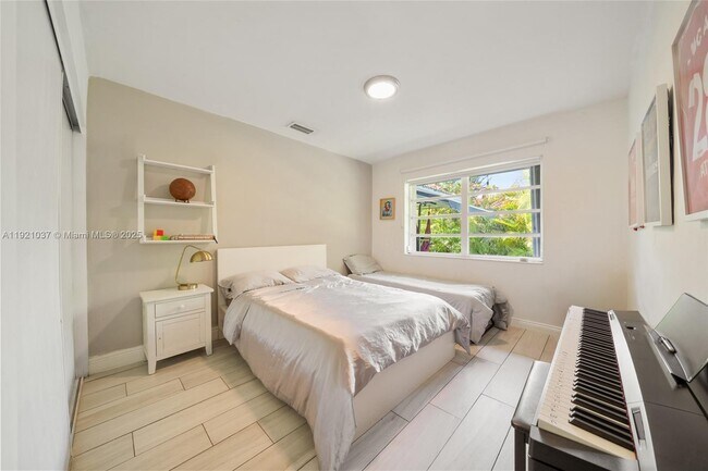 Building Photo - 341 Island Dr