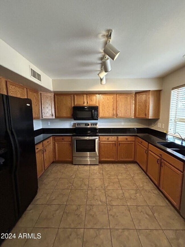 Building Photo - Very Spacious 4 bedroom, 2.5 bath in San Tan Valley