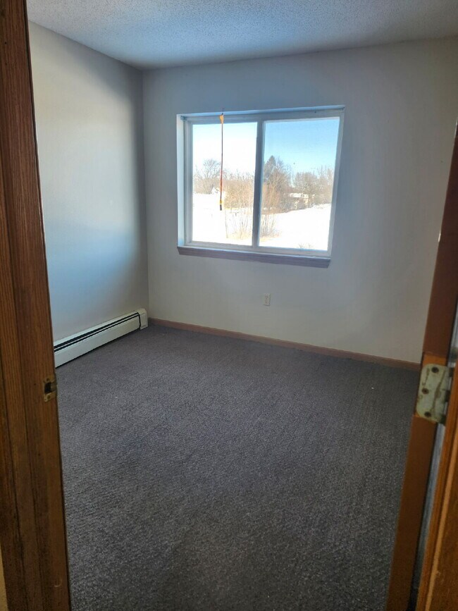 Building Photo - *WINTER MOVE-IN SPECIAL* 3 Bedroom | 2 Bathroom 3rd Floor (Top Floor) Unit in Oelwein Available i...