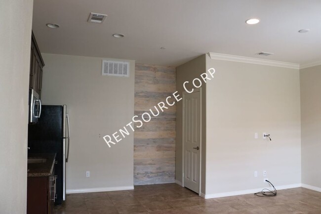 Building Photo - 1 Bedroom, 1 Bath Attached Guest House For...
