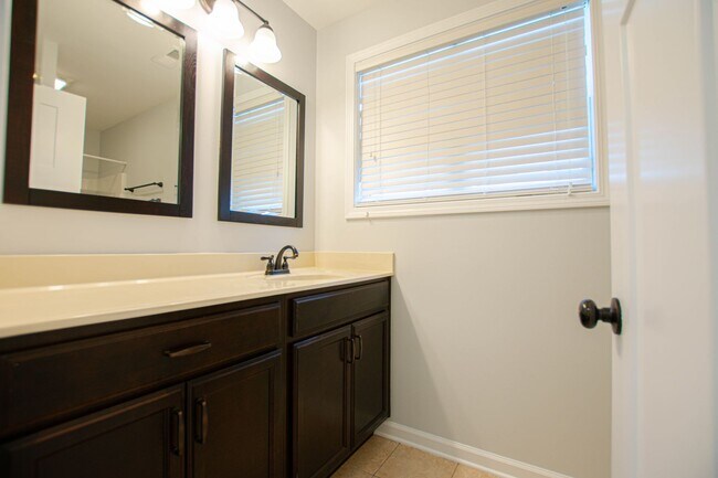 Building Photo - Pet Friendly Three Bedroom!