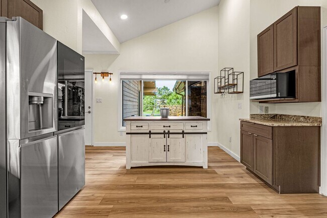 Building Photo - Fully Furnished Executive Townhome in Kiss...