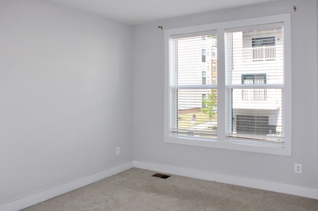 Building Photo - Primary bedroom with private bath