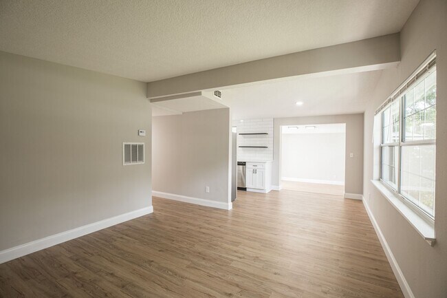 Building Photo - Renovated 4/2