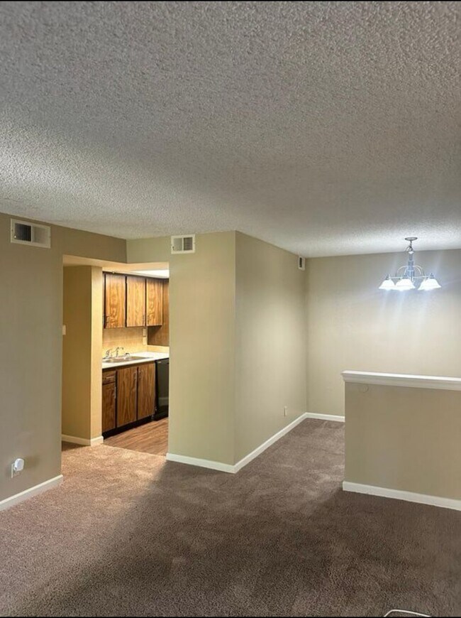 Building Photo - Available now! Great Condo in Great Location!