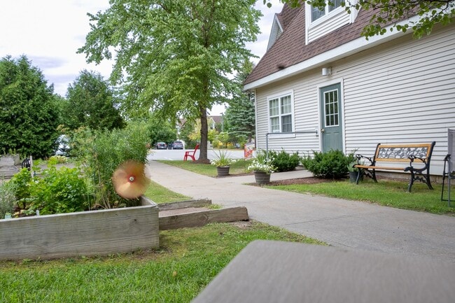 Building Photo - 1 bed, 1 bath independent senior living (5...