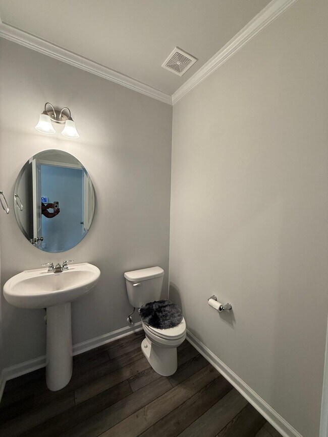 Building Photo - 409 Deercroft Dr