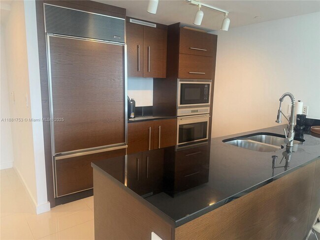 Building Photo - 475 Brickell Ave