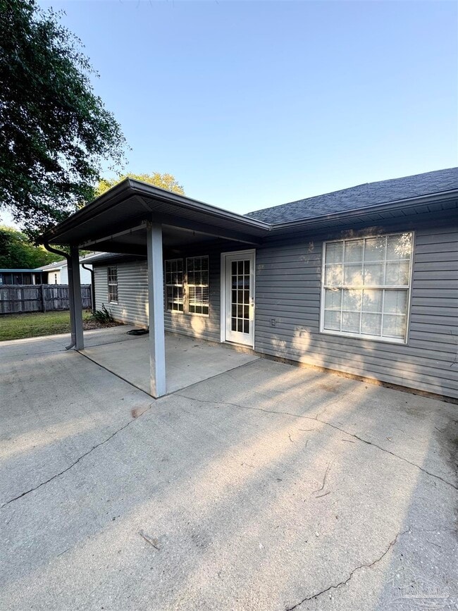 Building Photo - 5661 Fairview Dr