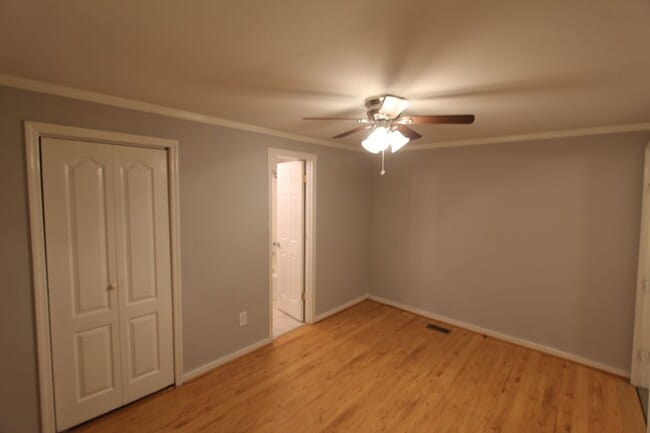 Building Photo - Lovely Duplex For Rent