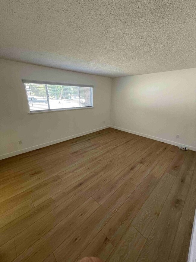 Building Photo - SOUTH OF THE BLVD. HOME IN WOODLAND HILLS!