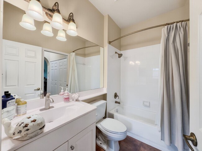 Building Photo - 2 Bed + Flex, 2 Bath Fully Furnished Annual Rental