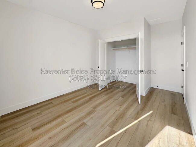 Building Photo - 281 S City Lgts Ln