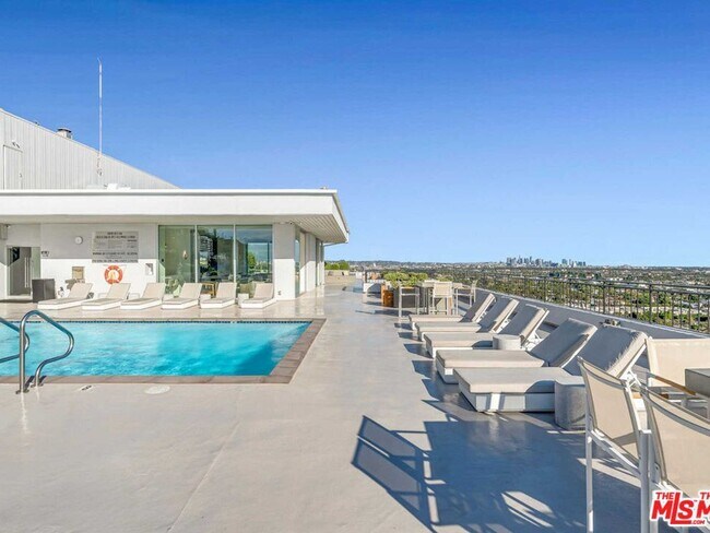 Building Photo - 1100 Alta Loma Rd