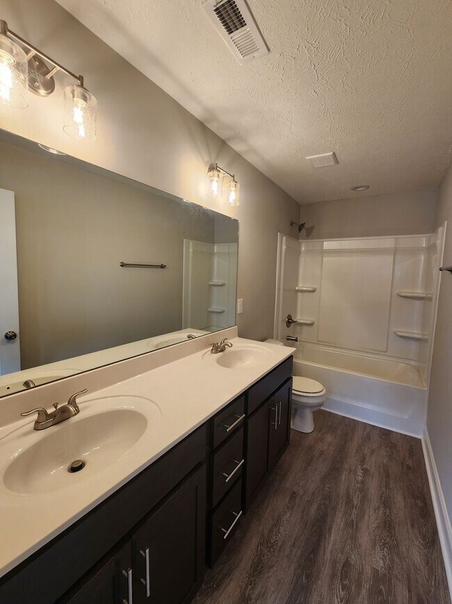 Building Photo - 3 Bedroom 3 Bath End Unit Townhome