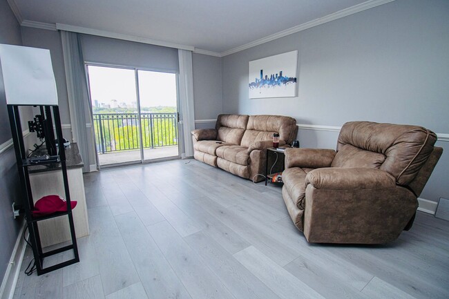 Building Photo - Upscale 1BR/1BA Condo with Balcony & City ...