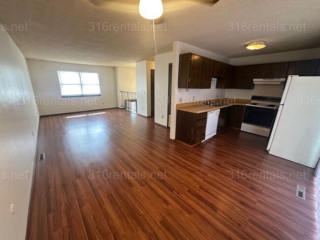 Building Photo - $875 - 2 bed 1.5 bath - Duplex within walking distance from Walmart