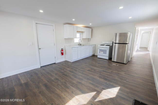 Building Photo - 335 Adams St