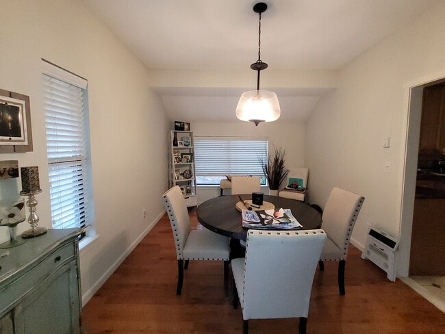 Building Photo - Lovely End Unit Located in Highly Sought A...
