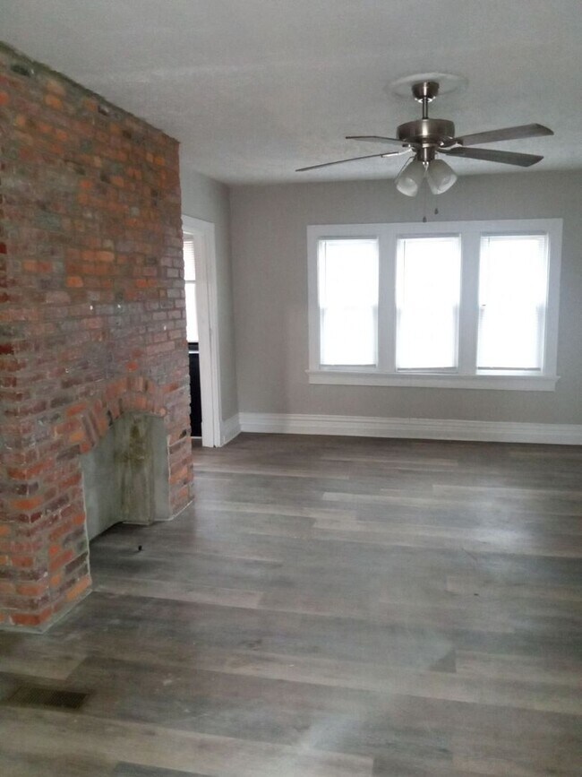 Building Photo - Cozy 3 bedroom ranch style single family house close to the Short North