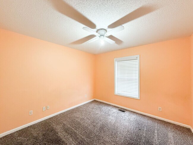 Building Photo - 4 Bedroom 3 Bathroom Home