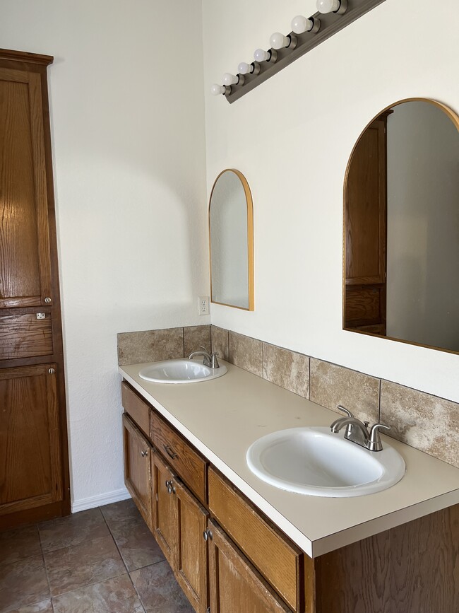 Building Photo - 9712 Grissom Dr