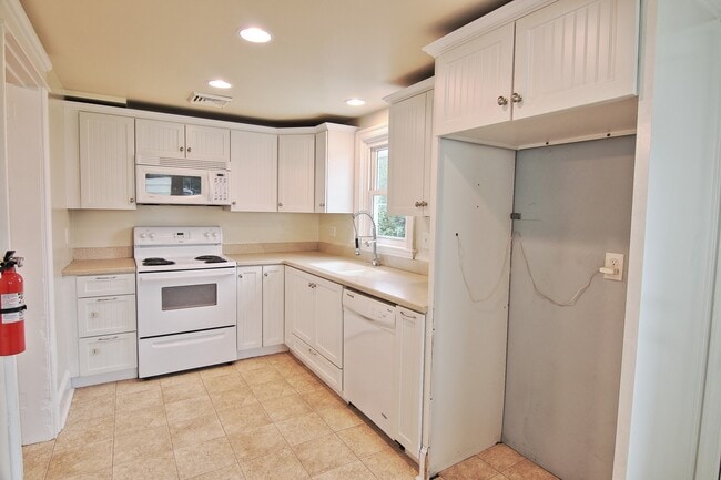Building Photo - Beautifully Renovated 3BD/1BA Twin!