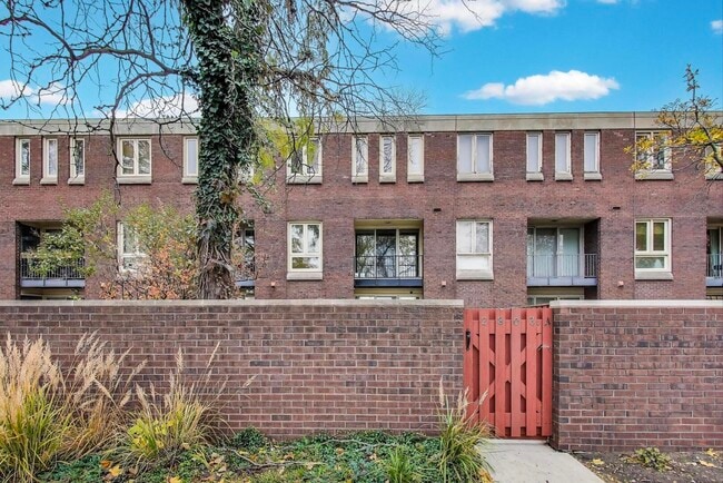 Building Photo - 2803 S Michigan Ave