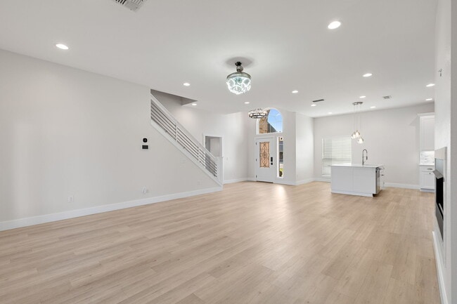 Building Photo - 1735 Woodridge Dr