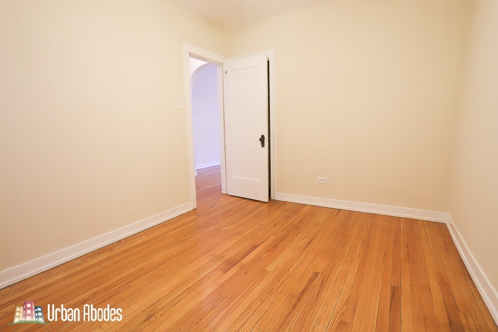 Building Photo - 547 W Surf St