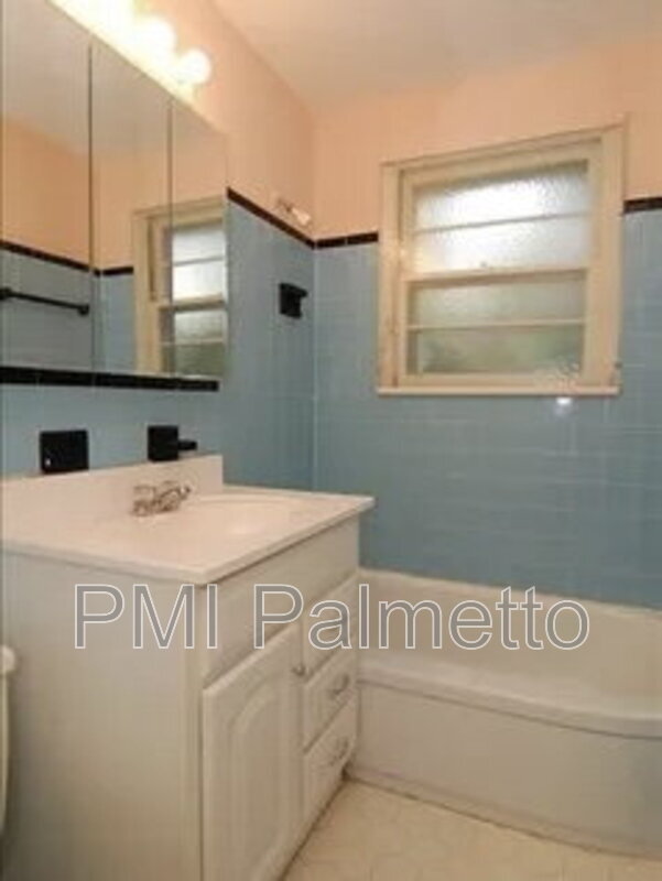 Building Photo - 1005 Wando St