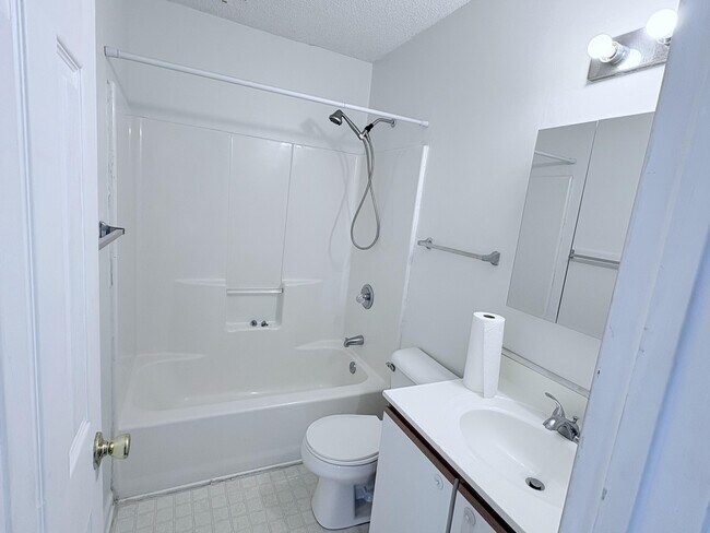 Building Photo - 418 Eucalyptus Ln
