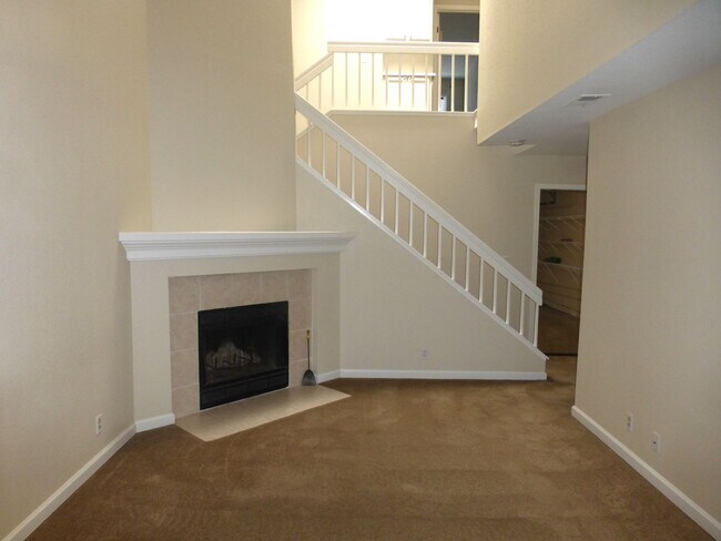 Building Photo - Townhouse 2 bedrooms, 2 1/2 baths, 2 car g...