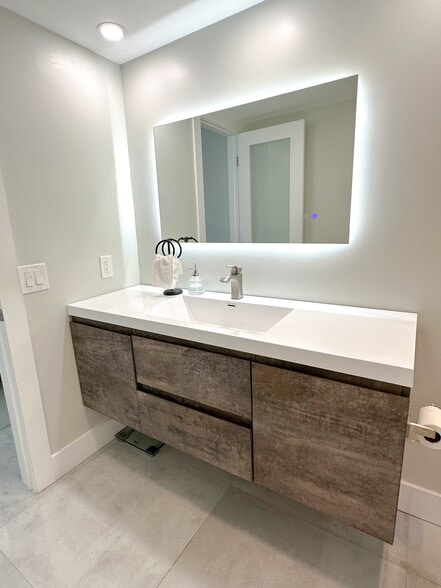 Masters Bathroom - 521 N Riverside Dr