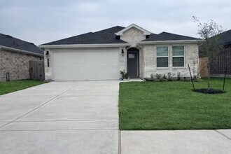 Building Photo - 4915 Oakwood Dr